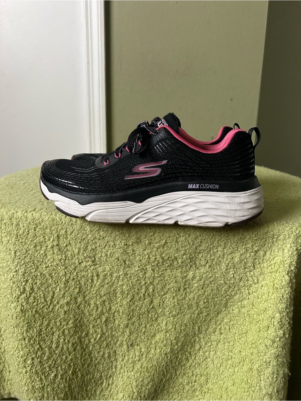 Skechers GO RUN Black and Pink Max Cushion Walking Sneakers 7.5